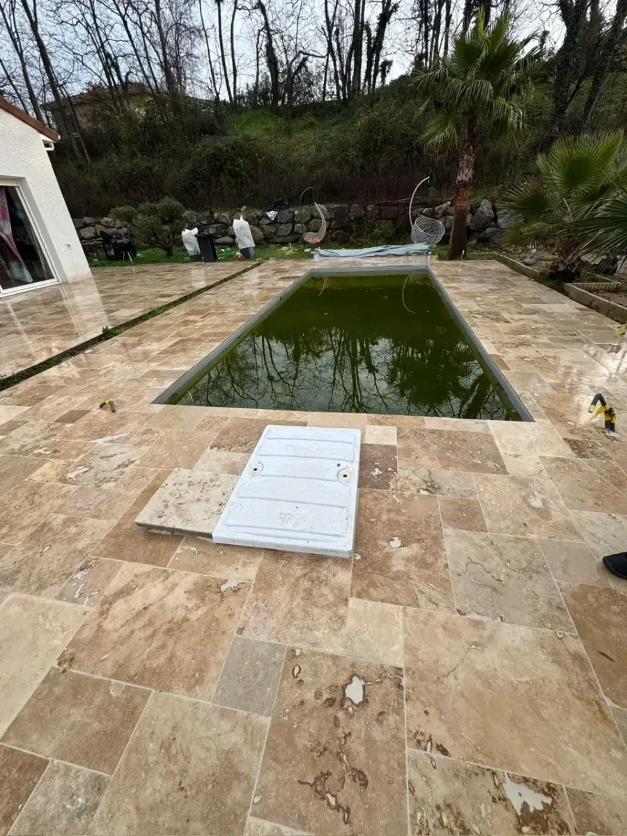Terrasse de piscine en travertin réalisée par Isolalp